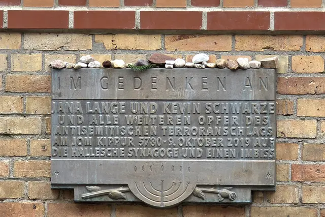 Gedenktafel für die Opfer des Anschlags vom 9. Oktober 2019. | Foto: Thomas Nawrath