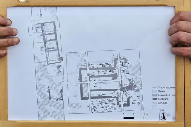 Dieser Plan zeigt rechts die Radegundiskirche, oben den königlichen Palast und darunter die aktuell ergrabenen Steinee des Podestes. Links davon (nicht im Bild) wurde nun auch ein weiteres Steinhaus mit Keller freigelegt.