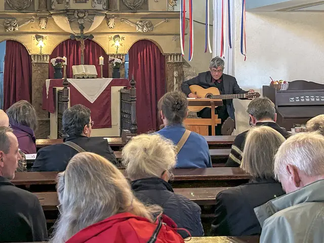 Die Gitarre immer dabei: Landesbischof Friedrich Kramer bei der Andacht in Oberndorf | Foto: Willi Wild