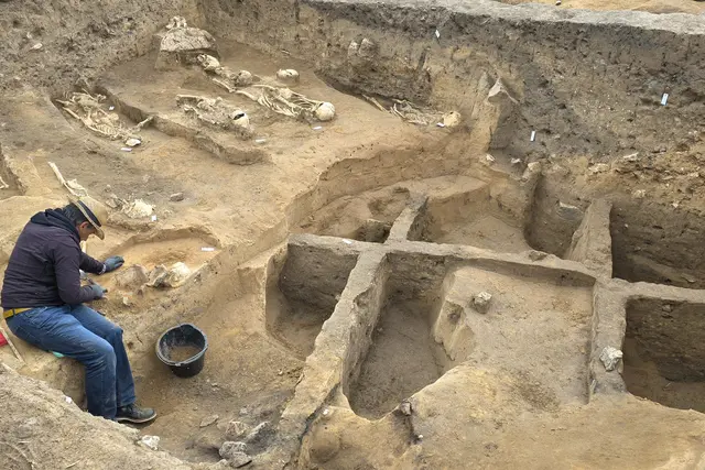 Ausgrabungen im Bereich des Friedhofes förderten auch einen sogenannten Erdstall (etwa 13. Jahrhundert, Verfärbungen im Boden rechts) zu Tage. Er diente Bewohnern als Versteck in kriegerischen Zeiten.