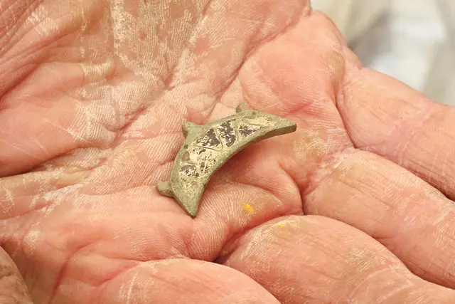 Halbmondförmige Fiebel mit Emaille.