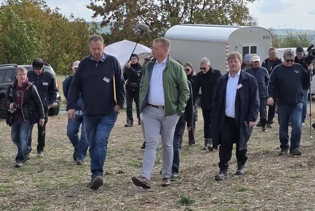Pressetermin auf dem Areal der früheren Königs- und Kaiserpfalz Helfta mit Ausgräber Felix Biermann, Eislebens Bürgermeister Carsten Staub und dem Pressesprecher des Landesamtes für Denkmalpflege und Archäologie, Oliver Dietrich-