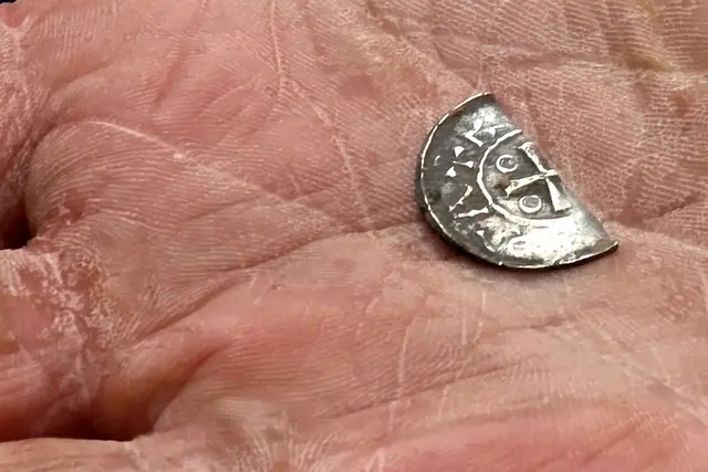 Etwa zehn Otto-Adelheid-Pfennige aus Silber wurden aktuell gefunden.