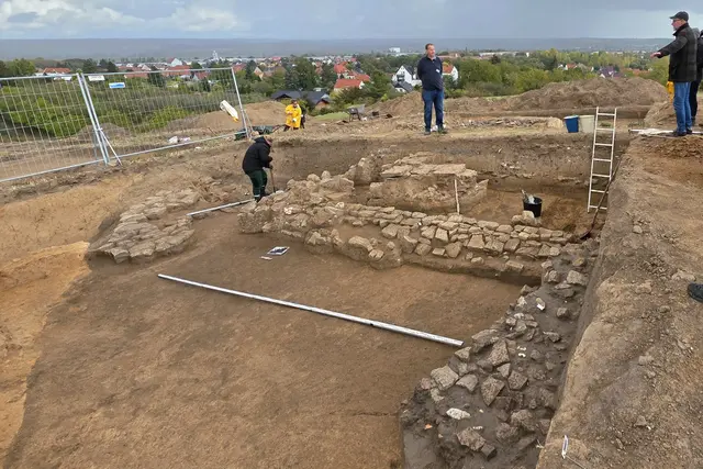 Im 13./14. Jahrhundert gab es in Helfta eine Adelsburg. Ebenfalls als eindrückliches Steinbauwerk. Dies könnte das Elternhaus der Mystikerinnen Gertrud und Mechthild von Hackeborn gewesen sein.