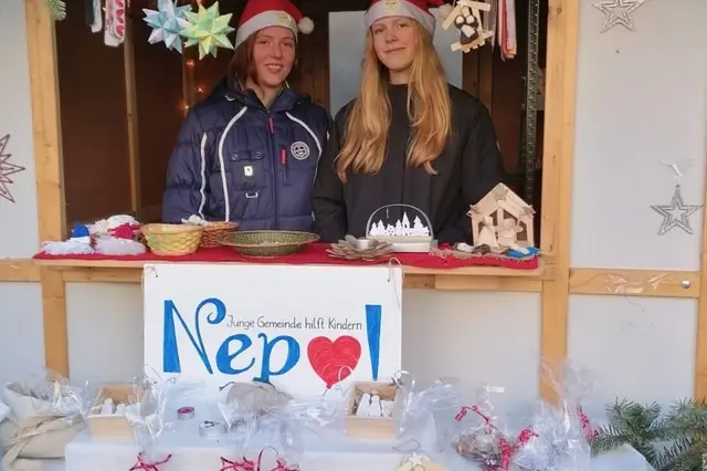 Jugendliche aus dem Harz verkaufen Weihnachtsschmuck, um Kindern in Nepal zu helfen.