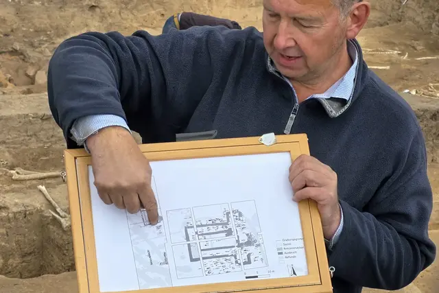 Lage des Podestes und der steinernen Terasse vor dem Königspalast, links von der Radegundiskirche.