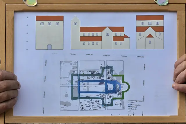 Die Ausgrabungen belegten zwei Bauphasen der Radegundiskirche (blau und grün). Zu sehen ist auch die Verteilung von Grabstätten in und neben dem etwa 30 Meter langen Gotteshaus; zudem ein Rekonstruktionsversuch des Gebäudes im 10. Jahrhundert.