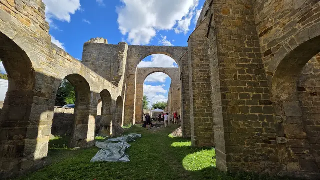 In Walbeck (Landkreis Börde) ließ Graf Lothar II. aus Sühne für seine Beteiligung am Aufstand gegen den noch jungen König Otto I. eine Klosterkirche errichten, deren Mauern noch heute vom romanishen Glanz ottonischer Gotteshäuser kündet.