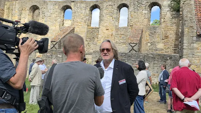 Landesarchäologe Harald Meller an der Klosterkirche Walbeck, die Graf Lothar II. aus Sühne für seine Beteiligung am Aufstand gegen den noch jungen König Otto I. eine Klosterkirche errichten ließ, 