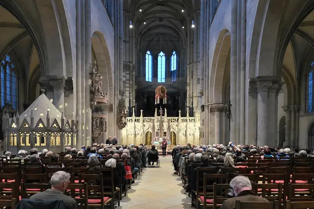 200 Zuhörer zur Buchpremiere im Magdeburger Dom - die Autoren nur ca. 10 Meter vom Kaisergrab Ottos des Großen entfernt.