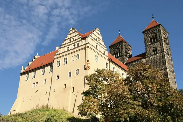 Auf dem Quedlinburger Stiftsberg hielten bereits die Eltern von Kaiser Otto I. - Heinrich I. und Mathilde - zum Osterfest Hof. Diesen Brauch führte Otto viele Jahre fort.