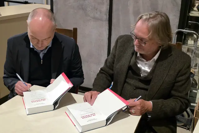 Signierstunde nach der Buchlesung.