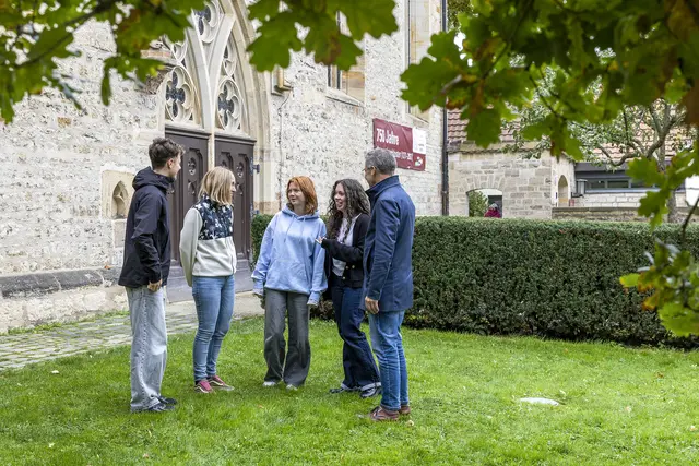 Pavol (v. l.) mit Celine und Karen sowie Ralf Teicher und seine slowakische Kollegin Martina Santusova (2. v. l.) nutzen den Ausflug nach Erfurt zum Gespräch über Gott und die Welt. | Foto: Paul-Philipp Braun