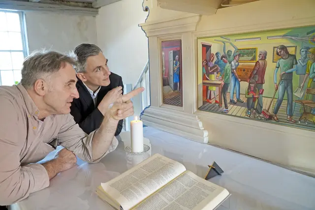 Der hallesche Künstler Sven Großkreutz (l.) erläutert Pfarrer Georg Schmidt Details des Altarbilds.  | Foto: Kirchenkreis Egeln