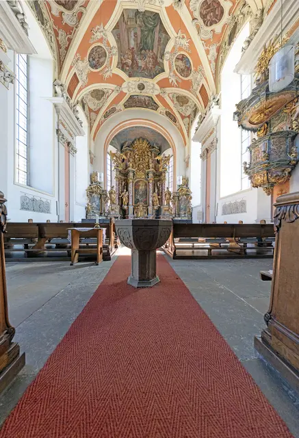 St. Crucis diente ab 1196 als Klosterkirche eines Augustinerinnenkonvents. Im 18. Jahrhundert wurde die Kirche barock umgestaltet.    | Foto: Paul-Philipp Braun