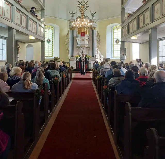 Pfarrer Bodo Gindler (vorne, in der Mitte) während des Gottesdienstes in der St. Lorenzkirche zu Probstzella. | Foto: Johannes Weedermann