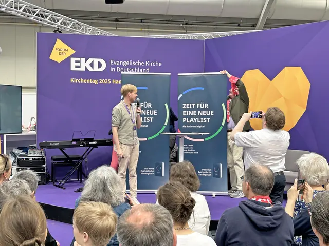 Die Gestaltung und Gliederung des neuen Gesangbuchs ist 2025 beim Kirchentag in Hannover unter anderem von Lukas Bauer (l.) vorgestellt worden.  | Foto: Willi Wild