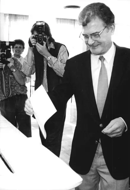 Die Landtagswahl in Thüringen am 14. Oktober 1990: Der Spitzenkandidat der CDU für den thüringischen Landtag, der 57jährige Josef Duchac, gibt seine Stimme gegen 10 Uhr in Gotha ab. | Foto: Bundesarchiv, Bild 183-1990-1014-304 / Jan Peter Kasper / CC-BY-SA 3.0, https://commons.wikimedia.org/w/index.php?curid=5348117