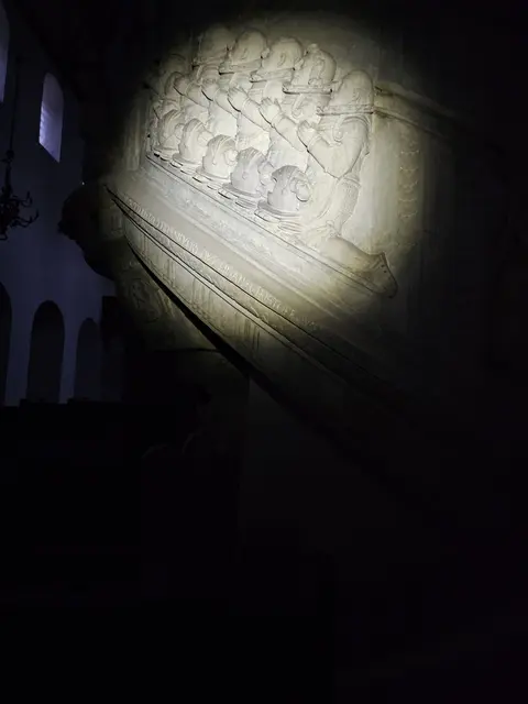 Mit der Taschenlampe liegt der Fokus auf Details. | Foto: Stadt Burg