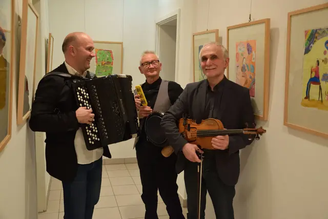 Guzman Trio mit Instrumenten