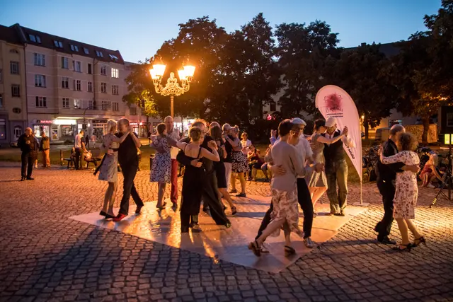 Tango auf dem Nicolaiplatz | Foto: Wenzel Oschington