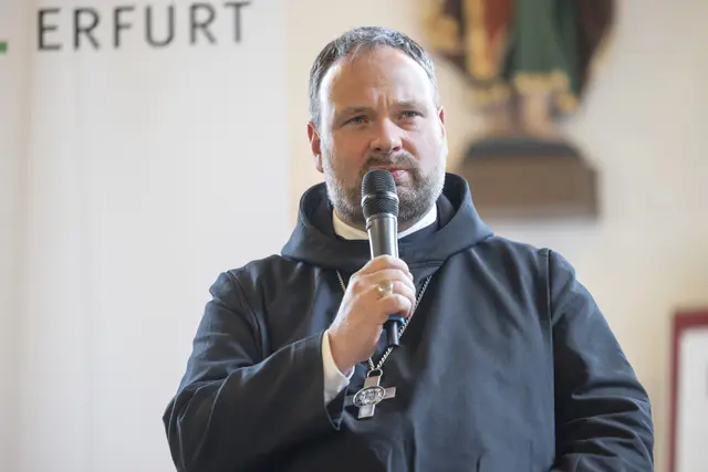 Abt Nikodemus Schnabel (OSB) 2024 bei einem Gespräch während des Katholikentages in Erfurt | Foto: epd-bild/Paul-Philipp Braun