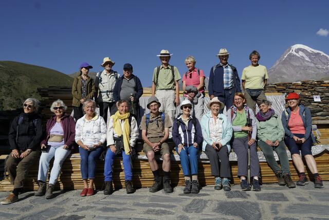 Reisen in guter Gesellschaft; Die Teilnehmer der G+H-Leserreise haben heute die Gergeti-Dreifaltigkeitskirche im Großen Kaukasus (Georgien) besucht. Im Hintergrund ist der Kazbek, mit 5047m der dritthöchste Berg Georgiens, zu sehen.  | Foto: André Poppowitsch 