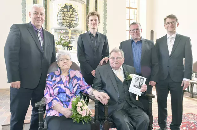 Edith und Dieter Teutsch, beide 88 Jahre alt, haben sich in Plessa noch einmal zur Eisernen Hochzeit vor dem Altar bei Superintendent Christof Enders das „Ja“- Wort gegeben.
Die Eheleute kennen sich seit ihrer Kindheit und sind zusammen in die Schule gegangen. 1960 wurde geheiratet, erst kirchlich, dann auf dem Standesamt. Sie war Landwirtin, er Wagenmeister bei der Bahn. | Foto: Veit Rösler