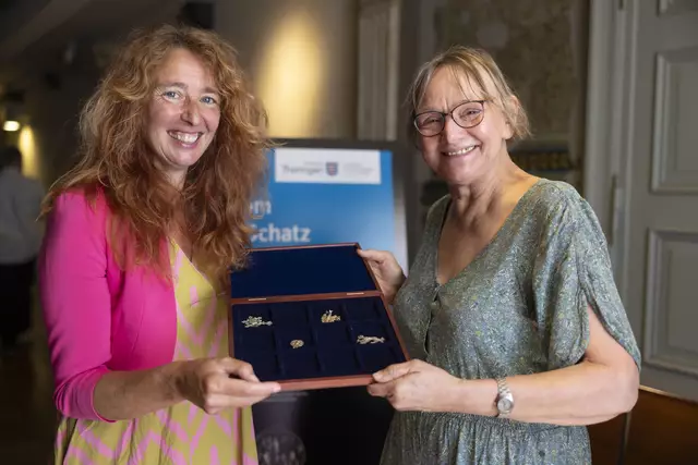 Neu entdeckte Objekte aus dem mittelalterlich-juedischen Schatzfund von Erfurt wurden in der Alten Synagoge der Öffentlichkeit präsentiert. (Foto v.l.: Maria Stürzebecher (Stürzebecher), Kunsthistorikerin und Beauftragte für das UNESCO-Weltkulturerbe Erfurt, und Karin Sczech, Beauftragte für das UNESCO-Welterbe Erfurt) 

Der Erfurter Schatz wurde 1998 bei Ausgrabungen in der Michaelisstraße entdeckt und gilt als einzigartiges Zeugnis jüdischen Lebens vor dem Pestpogrom von 1349. Zu den bereits bekannten Stücken zählen hochwertige Schmuckstücke; Münzen; Silbergeschirr. Vier weitere Objekte konnten nun identifiziert und der Sammlung hinzugefügt werden.
 | Foto: epd-bild/Paul-Philipp Braun
