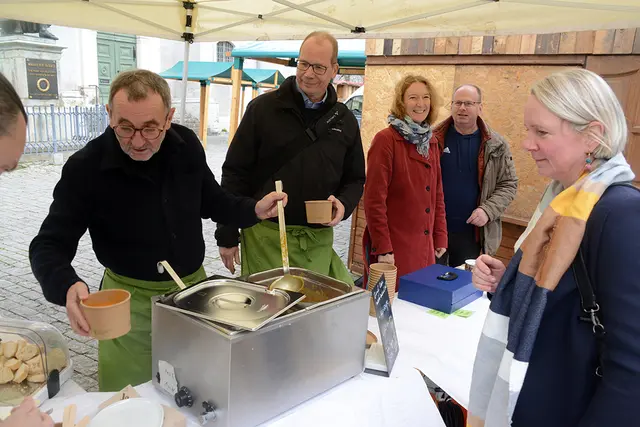 Unter dem Motto "Einmal essen macht zweimal satt" haben Superintendent Henrich Herbst (li.) und Oberkirchenrat Christoph Stolte (m.) auf dem Herderplatz Weimar Suppe ausgeschenkt. Mit der Aktion eröffnen Kirche und Diakonie ihre Spendenaufrufe und Sammlungen zugunsten von Menschen in Not. In Weimar wird mit den Erlösen das Projekt "Zu Tisch bei Jakob" unterstützt. | Foto: Frieder Weigmann
