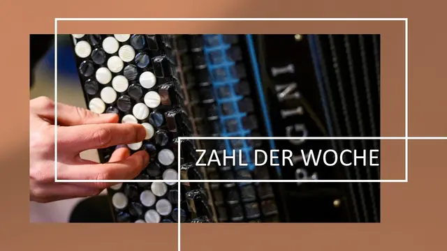 Instrument des Jahres: Fast 11.000 Musikschüler lernen Akkordeon

Als Soloinstrument melancholisch schwelgend oder ein ganzes Orchester imitierend: das Akkordeon ist Instrument des Jahres. 

Von Lukas Philippi (epd) 

Das Akkordeon als Instrument des Jahres 2026 wird bundesweit in den kommenden Monaten mit zahlreichen Veranstaltungen gewürdigt. In Berlin sind dazu unter anderem Konzerte, Workshops und eine Ausstellung geplant, wie die Präsidentin des Landesmusikrates Berlin, Hella Dunger-Löper, am Donnerstag zur Präsentation des Instruments im Musikinstrumenten-Museum sagte. Unter anderem soll es auch Auftritte in mehreren Berliner Einkaufszentren geben. 

Bundesweit lernen laut Landesmusikrat derzeit 10.816 Schülerinnen und Schüler an öffentlichen Musikschulen Akkordeon. Seit 2008 wird jedes Jahr von den Landesmusikräten in Deutschland ein Instrument gekürt, um im Rahmen von besonderen Aktionen dessen Bedeutung herauszustellen und Interesse dafür zu wecken. 

Berlins Kultursenatorin Sarah Wedl-Wilson (parteilos) betonte, das Akkordeon lebe von Luft, Druck und Bewegung: «Es kann rau und laut sein wie eine U-Bahn-Station und zugleich zart und melancholisch wie ein Sommerabend am Landwehrkanal», sagte sie vor einer Unterrichtseinheit vor Publikum an dem für sie unbekannten Instrument. 

Claudia Buder, die als Akkordeon-Professorin an der Hochschule für Musik Franz Liszt in Weimar im Musikinstrumenten-Museum der Kultursenatorin erste Tipps gab, zeigte sich besonders von der Vielseitigkeit des Akkordeons begeistert. Das Instrument «atmet, flüstert und rauscht: Diesem Allrounder gelingt es, Verbindungen zu schaffen zwischen unterschiedlichen Kulturen, Stilen und musikalischen Welten». 

Die Berliner Musikrats-Präsidentin Dunger-Löper betonte, Musik eröffne Menschen Möglichkeiten der Selbstwirksamkeit und des gemeinschaftlichen Erlebens. Zum Auftakt gibt es den Angaben zufolge am Samstag in Berlin ein Neujahrskonzert mit dem Akkordeonorchester Euphonia im Konzertsaal der Universität der Künste. Am 14. März treten das Landes-Akkordeon-Orchester Berlin und das Bundes-Akkordeon-Orchester in der Philharmonie auf. Ab März startet zudem die Konzertreihe «Einmal um die Welt und zurück». Geplant sind sechs Konzerte samt Lesungen zur internationalen Akkordeongeschichte. Im Laufe des restlichen Jahres stehen noch mehr Events an. 

Das Akkordeon wird auch als «tragbares Orchester» bezeichnet. Das Instrument hat seit seiner Erfindung Anfang des 19. Jahrhunderts den Klang ganzer Kulturen geprägt, ob im argentinischen Tango, der französischen Musette, in der osteuropäischen Spätmoderne oder im gälischen Liedgut. 

Das Akkordeon ist ein sogenanntes Handzuginstrument, bei dem der Ton beim Öffnen oder Schließen eines Balges durch freischwingende, durchschlagende Zungen erzeugt wird. Dabei können Einzeltöne und Akkorde erzeugt werden. 1829 hatte sich der Wiener Instrumentenbauer Cyrill Demian sein «Accordion» patentieren lassen.  | Foto: G+H/ epd-bild/Matthias Rietschel