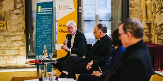 Podium mit H. Bedford-Strohm, U. Neymeyr, A. Schüle (Mod.) und Bodo Ramelow bei "Buchenwald - Im Dickicht vom Ettersberg" im Augustinerkloster Erfurt  | Foto: Foto: Peter Runkewitz