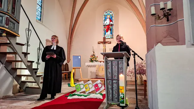 Am Ostermontag verwandelte sich die Sankt Ursulakirche in Kieselbach in eine geheimnisvolle Ermittlungszentrale. Zahlreiche Familien erlebten mit Pfarrerin Franziska Freiberg einen außergewöhnlichen Escape-Gottesdienst, der die Ostergeschichte auf spielerische und interaktive Weise erfahrbar machte. | Foto: Julia Otto