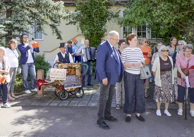 Rund 50 Menschen haben sich an der Kirche St. Viti in der Paul-Gerhardt-Straße in Merseburg getroffen und dem berühmten Liederdichter ein Ständchen gesungen. Anlass für den Flashmob war der 350. Todestag Gerhardts. Begleitet von Akkordeon und Drehorgel, erklangen alle 15 Strophen des bekannten Liedes "Geh aus, mein Herz, und suche Freud". Die Teilnehmer jedenfalls hätten alle ihre Freude dabei gehabt, so Domprediger Bernhard Halver. Er freute sich zudem, dass sogar Merseburgs Oberbürgermeister Sebastian Müller-Bahr (3. v. l.) unter den Sängern war. | Foto: Dietmar Eißner