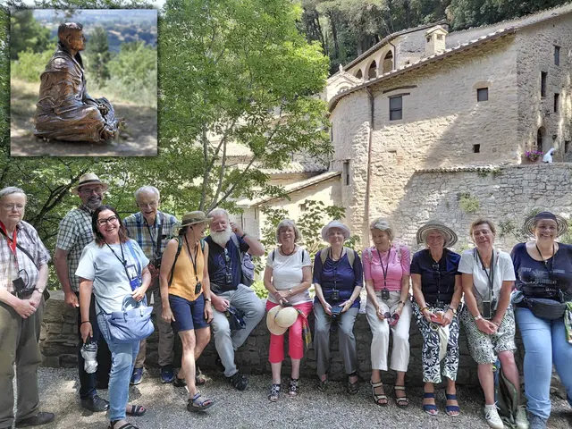 Pace e bene (Friede und alles Gute): Unter dem Segenswunsch des Heiligen Franziskus (kleines Foto) besuchten zwölf Kirchenzeitungsleser Ende Juni das italienische Umbrien. Mit ihrem Reisebegleiter Eberhard Grüneberg (6. v. l.) erkundeten sie die Lebensorte Franz von Assisis, der vor 800 Jahren starb. So auch das "Eremo delle Carceri" (Foto). Der Klosterbau am Monte Subasio diente dem Heiligen als Rückzugsort. | Foto: Diotima Grüneberg