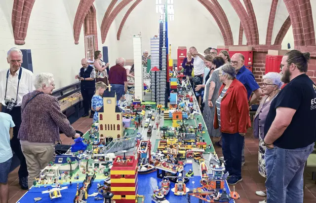 Eine ganze Stadt aus Lego-Steinen wurde den Gottesdienstbesuchern im Domstift Stendal präsentiert. Drei Tage lang hatten 20 Kinder im Alter von sieben bis zwölf Jahren ihrer Fantasie freien Lauf lassen und sich an anspruchsvollen Bausätzen versuchen können. Die Präsentation ihrer Bauwerke schloss sich an einen Themengottesdienst an, den Dompfarrer Markus Schütte und Gemeindepädagogin Cora Schütte gestalteten. Organisiert und angeleitet wurden die Lego-Tage im Dom von Mitarbeiterinnen und Mitarbeitern der Sozialdiakonie „Lebendige Steine“. Allerdings musste die Lego-Stadt danach wieder demontiert werden, damit künftig noch viele junge Architekten und Ingenieure sich damit ausprobieren können.  | Foto: Gerhard Draschowski