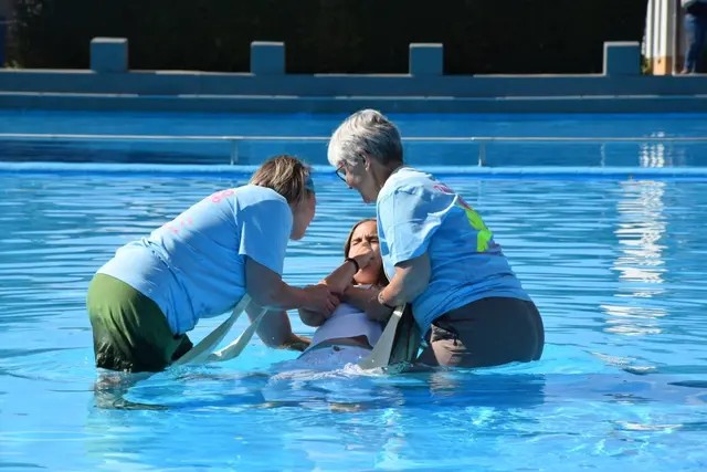 Bei einem Tauffest im Freibad in Vollmershain (KK Altenburger Land) wurden am 6. September zehn Menschen getauft, sowohl Kinder als auch Erwachsene. "Das Fest war ein voller Erfolg", sagte Superintendentin Annette von Biela (r.). Etwa 300 Menschen hatten bei freiem Eintritt das Schwimmbad und das Tauffest mit Open-Air-Gottesdienst besucht. Musikalisch begleitet wurde der Gottesdienst von einem Chor mit über 60 Sängern aus dem ganzen Kirchenkreis, der sich spontan zusammenfand. An dem anschließenden Benefizschwimmen hatten sich 21 Schwimmer beteiligt und Spenden zugunsten des Vereins „Hilfe für Menschen im Kongo“ in Höhe von über 4000 Euro gesammelt. Auch Annette von Biela schwamm 25 Bahnen. Gesponsert wurde sie dabei von den Superintendenten der benachbarten Kirchenkreise Greiz und Gera. | Foto: Kirchenkreis Altenburger Land/Jonas Fritzsche
