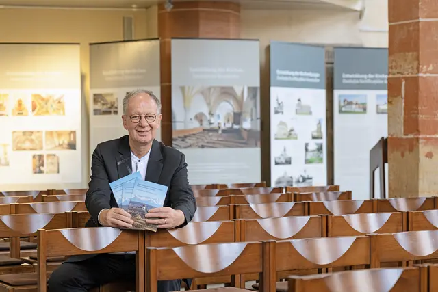Kirchenburgen in Siebenbürgen: Siebenbürgen in Rumänien ist bekannt für mittelalterliche Städte, bergige Landschaften und seine über 150 Kirchenburgen. Eine Ausstellung in der Erfurter Michaeliskirche berichtet von der Entstehung der Kirchenburgen und ihrer bewegten Geschichte. Sie stellt zudem Initiativen und Menschen vor, die sich für den Erhalt dieses Kulturerbes engagieren. Eröffnet wurde die Wanderausstellung von Regionalbischof Johann Schneider (Foto), der selbst aus Siebenbürgen stammt. Zu sehen ist die Schau bis 30. September. | Foto: Paul-Philipp Braun
