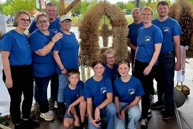 Etwa 40 Mal trafen sich ein gutes Dutzend Mitglieder der evangelischen Kirchengemeinde aus Hordorf bei Oschersleben (Kirchenkreis Egeln) für jeweils mehrere Stunden, um ihre rund 100 Kilogramm schwere Erntekrone zu flechten. Mit ihrem kunstvollen Flechtwerk aus Gerste, Hafer, Dinkel, Leinen, Weizen und Sommerblumen nahmen sie am traditionellen Wettbewerb des Landfrauenverbandes Sachsen-Anhalt auf dem Landeserntedankfest in Magdeburg teil. Die Hordorfer belegten unter zehn Erntekronen und vier Kränzen den fünften Platz. Nun hängt die Dankkrone in der Hordorfer St. Stephanuskirche, wo am 11. Oktober Gottesdienst zum Erntedank gefeiert wird.  | Foto: Thomas Nawrath