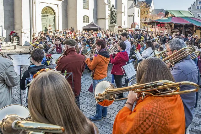 Am Sonntag, 11. Oktober, um 10 Uhr, wird #%in Weimar vor der Stadtkirche Zwiebelmarkt-Gottesdienst gefeiert. Kirchen-#%gemeinde und Falkverein laden ein, und Superintendentin Constance Hartung predigt. Der Posaunenchor der Kreuzkirche unter der Leitung von Brigitte Kliegel #%wird, wie die Jahre zuvor, den Gottesdienst musikalisch umrahmen (Foto von 2018). Drei Tage wird in Weimar der Zwiebel #%gehuldigt, eine Stunde soll ihr Schöpfer gefeiert werden.  | Foto: Maik Schuck